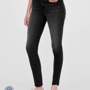 Gap Universal Jegging with Wash-well